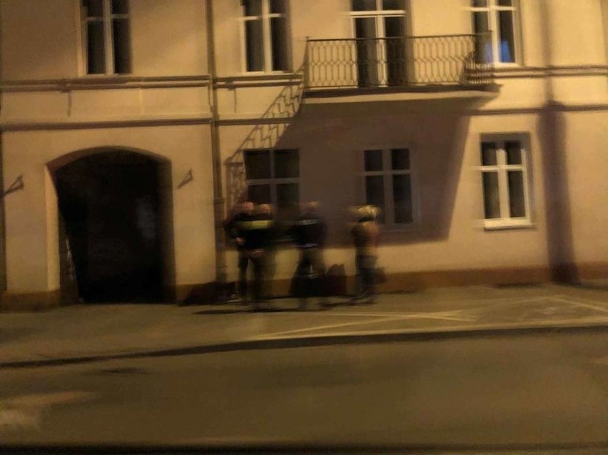 Dwie flagi skradziono we Włocławku. Monitoring miejski nakrył sprawców [zdjęcia]