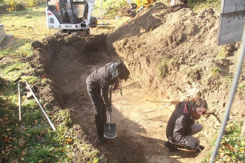 Szczątki dwóch osób ekshumowano na kieleckich "Piaskach" 