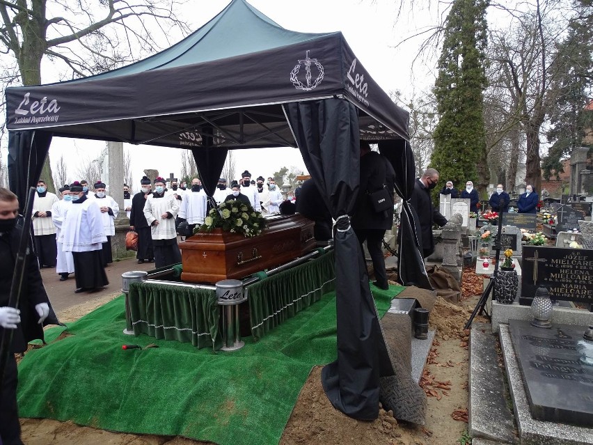 Ksiądz Jan Kujaczyński spoczął na cmentarzu parafialnym w...