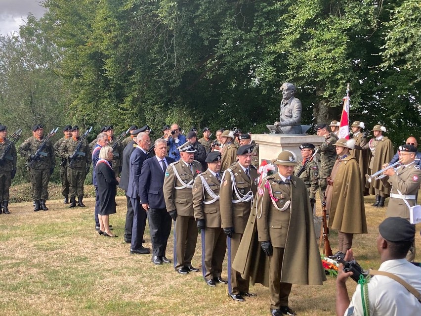 Żołnierze 21 BSP z Rzeszowa podczas uroczystości we Francji.