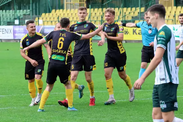 W ostatniej kolejce trzeciej ligi Siarka Tarnobrzeg ograła 3:0 Wisłokę Dębica. Teraz czeka ją wyjazdowe starcie z Wieczystą Kraków