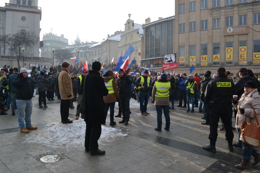 Manifestacja KOD w Bielsku-Białej. Mróz, demokracja, narodowcy i... poseł Pięta [ZDJĘCIA]