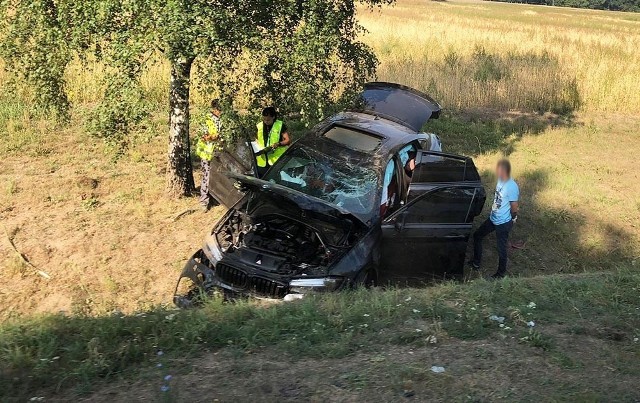 Do poważnego wypadku doszło w czwartek nad ranem, 23 sierpnia, na trasie koło Szprotawy. Bmw X6 wpadło najprawdopodobniej w poślizg. Kierowca stracił panowanie nad autem i wypadł z drogi. Samochód koziołkował na poboczu. Na miejsce wypadku przyjechały służby ratunkowe. - Ranne  zostały dwie osoby. To kierowca i pasażerka bmw – mówi st. sierż. Aleksandra Jaszczuk, rzeczniczka żagańskiej policji. Karetki pogotowia ratunkowego zabrały ranne osoby do szpitala.11 osób utonęło w czasie wakacji w Lubuskiem. To prawie trzy razy więcej niż przed rokiem. WIDEO:Wszystkie informacje o PolAndRock Festivalu 2018 (Przystanku Woodstock 2018) w Kostrzynie nad Odrą:  PolAndRock festival (Przystanek Woodstock 2018): koncerty, zdjęcia, filmy, informacje PolAndRock Festival. Zobacz nasz serwis specjalny: 