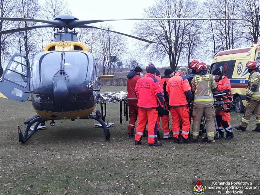Powiat lubartowski: Mężczyzna wyczołgał się z rozbitego auta. Do szpitala zabrał go helikopter. Zobacz