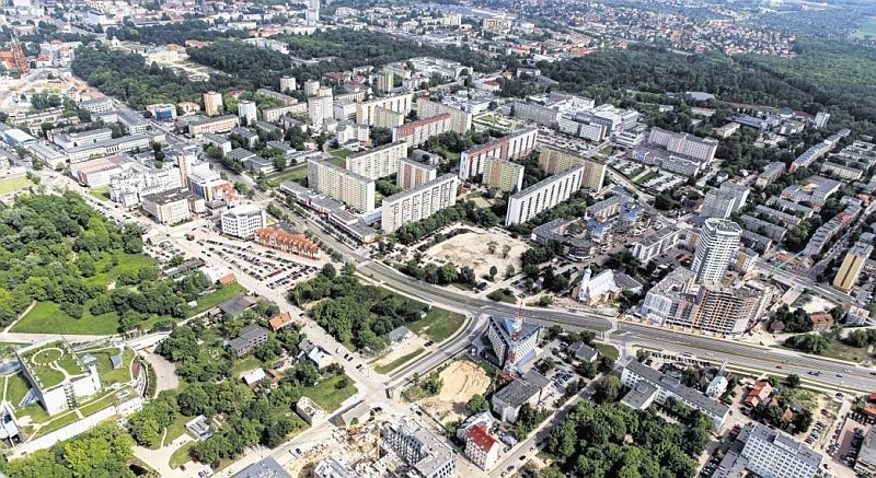 Rynek Kościuszki wypełniony czerwonymi dachami budynków i...