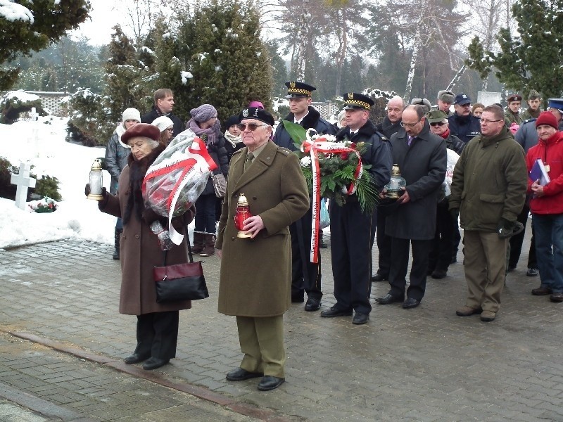 Wiązankę kwiatów złożyli między innymi przedstawiciele...