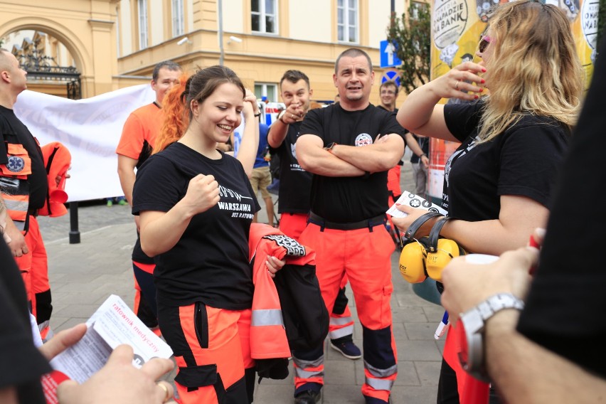 Protest ratowników medycznych w Warszawie. "Ratownik - systemu niewolnik" [ZDJĘCIA] [WIDEO]