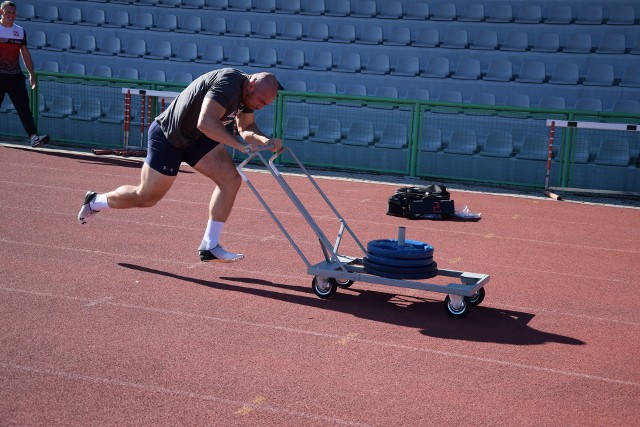 Uczestnicy rekrutacji sprawdzali się w czterech konkurencjach: pchaniu 100-kilogramowego wózka na 30 m, skoku w dal, sprincie na 30 m oraz rzucie piłką lekarską o wadze 4 kg.