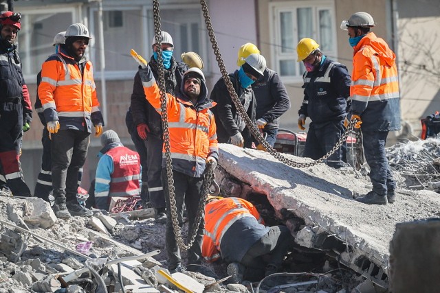 Ratownicy nie przestają szukać żywych pod gruzami budynków w Turcji. 13-latka uratowano po 182 godzinach od trzęsienia ziemi.
