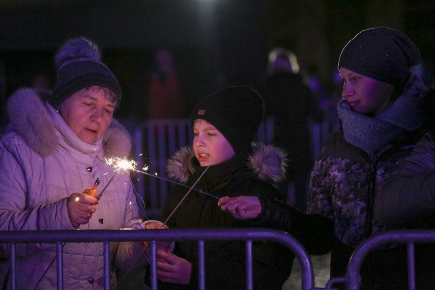 Noworoczna impreza na placu przed ratuszem. Słupsk powitał nowy rok (wideo, zdjęcia)