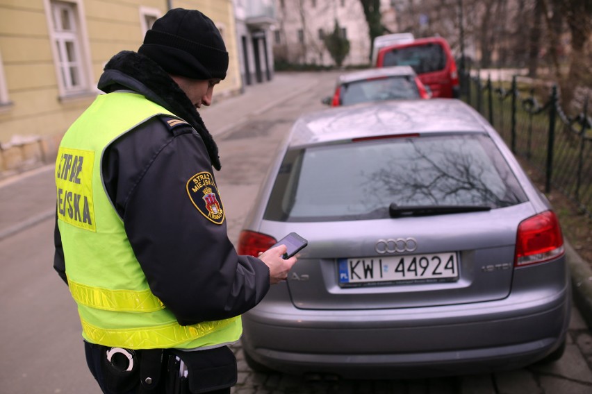 Kraków. Strażnicy telefonami sprawdzają, czy możemy wjeżdżać do strefy