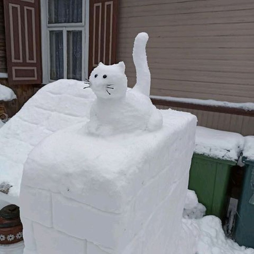 Zabłudów - rzeźby ze śniegu wypełniły podwórze