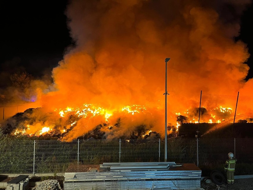 Ogień gasi ponad 100 strażaków z 40 zastępów z powiatów...