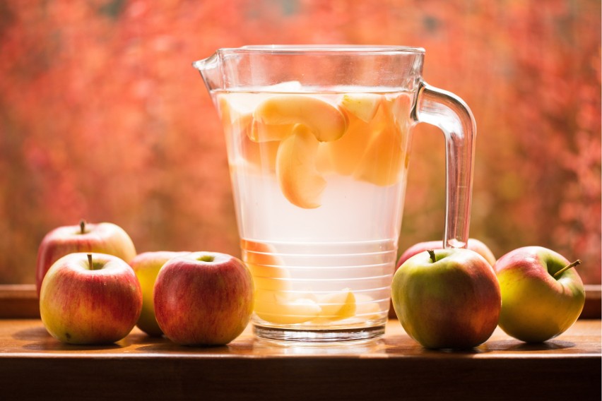 Domowy kompot z jabłek można podawać na ciepło i na zimno.