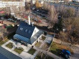 Egzotyczny budynek w środku Białegostoku. Nowy meczet wrósł w krajobraz blokowiska. Sprawdź jak wygląda wewnątrz, zewnątrz i z lotu ptaka