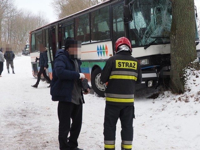 W środę przed godziną 8 rano autobus szkolny, którym jechało około 40 dzieci uderzył w drzewo. Do zdarzenia doszło w Lejkowie w gm. Malechowo. Aktualizacja: Do wypadku doszło w momencie, gdy autobus zjeżdżając z górki, na łuku drogi zauważył jadącą w przeciwnym kierunku ciężarówkę, która nie mogła podjechać pod górkę. – Kierowca chcąc uniknąć zderzenia z ciężarówką, chciał odbić w bok w drogę polną, ale wpadł w poślizg i uderzył w drzewo – informuje Maciej Świętosławski, rzecznik sławieńskiej policji.Droga w miejscu zdarzenia była bardzo śliska. Pod cienką warstwą śniegu był lód –informuje policja i świadkowie zdarzenia.Do szpitala w Koszalinie łącznie trafiło 10 dzieci. – Głównie z urazami głowy. Pięcioro z nich wypisano już do domu, pozostali są jeszcze na obserwacji – informuje Cezary Sołowij, rzecznik Szpitala Wojewódzkiego w Koszalinie.