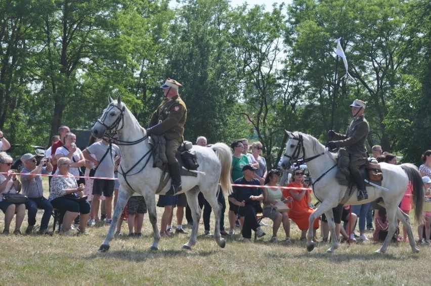 Niezwykły pokaz kawalerii Kowalów z Borowa podczas czempionatu w Ożarowie. Zobacz zdjęcia