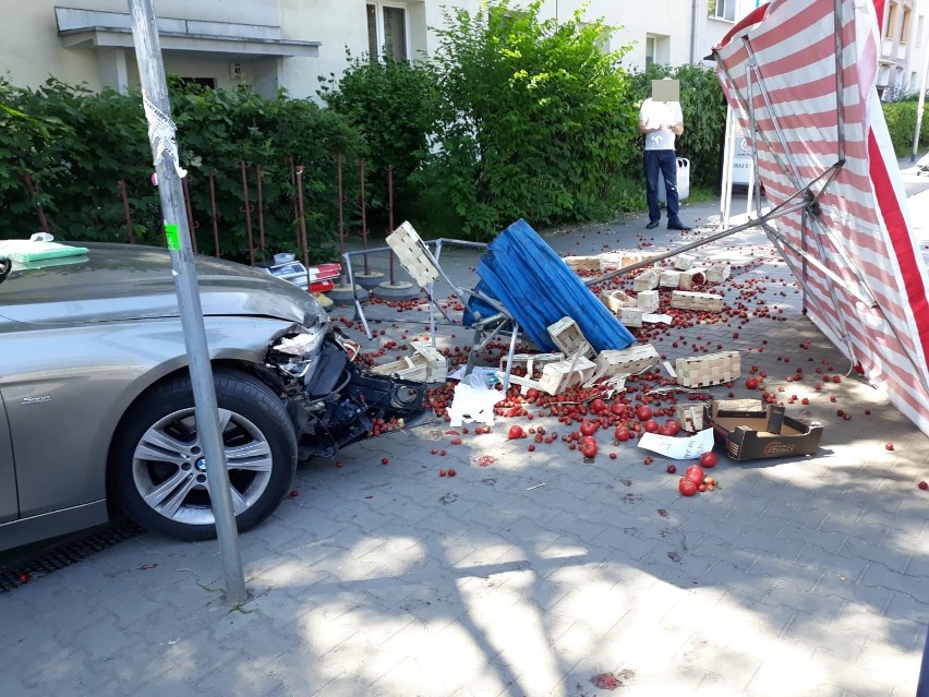 Wypadek na Glinianej. BMW wjechało w stragan z truskawkami [ZDJĘCIA]