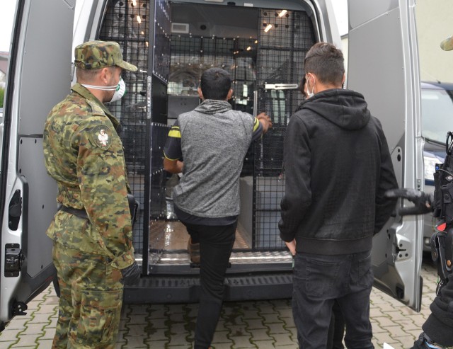 Kolejni ukryci w samochodzie ciężarowym cudzoziemcy zostali zatrzymani w Bielsku-Białej. 