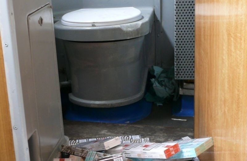 Grodno - Małkinia. Pociąg z kontrabandą w toaletach. Zamiast wody - papierosy (zdjęcia)