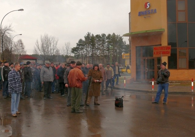 11 lutego podczas protestu pracowników Zakładu Zespołów Mechanicznych, strzelano petardami przy siedzibie Enesty.