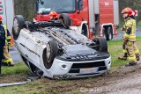 Samochód wpadł w poślizg i dachował. Na miejsce wysłano służby ratunkowe | ZDJĘCIA