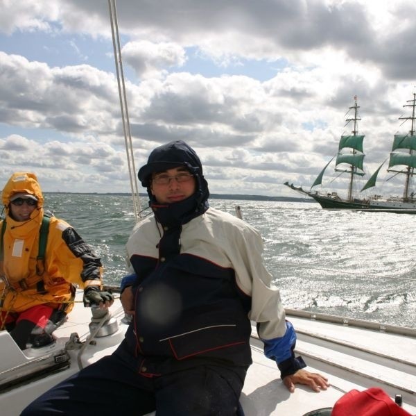 Sztormowe kurtki to podstawowy strój żeglarzy. Przy sterze (z lewej) Karol Wyka i kapitan jachtu Kamil Smoczyński.