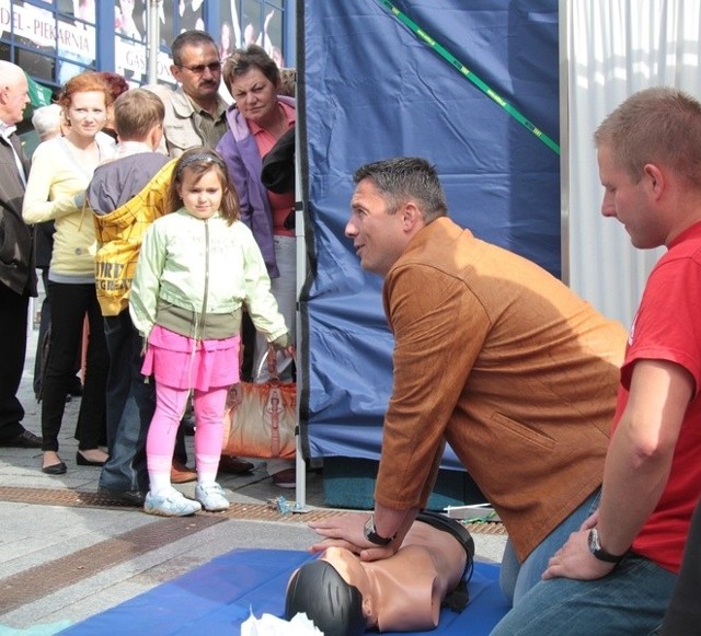 Grzegorz Gałuszka pokazuje, jak robić masaż serca.