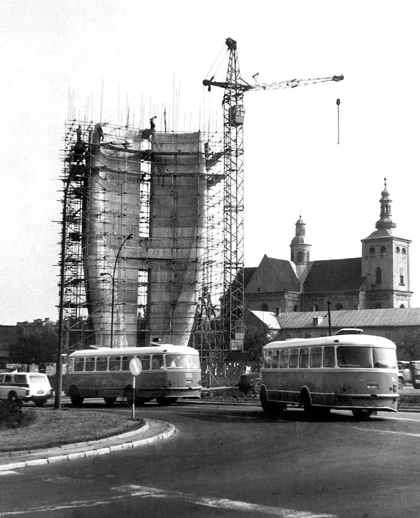 Prace budowlane rozpoczęto w październiku 1970 roku. 45 lat...