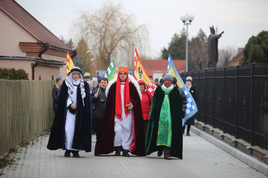 Tłumnie i radośnie w Nowej Dębie. Orszak Trzech Króli szósty raz przeszedł ulicami (ZDJĘCIA)