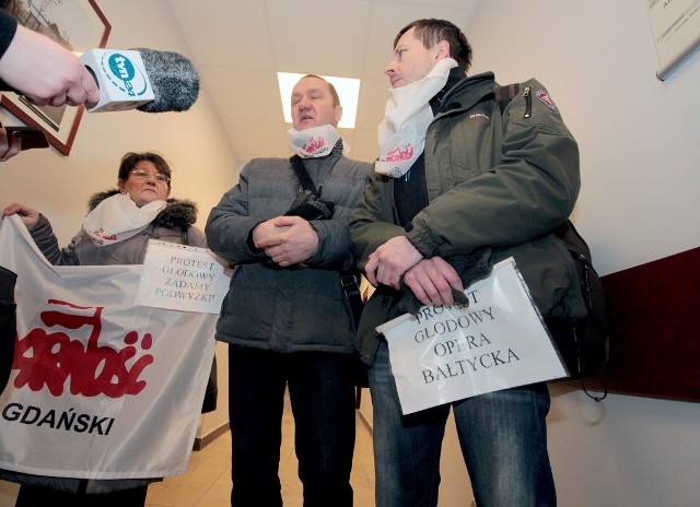 Wiosną pracownicy Opery Bałtyckiej protestowali m.in. przed Urzędem Marszałkowskim