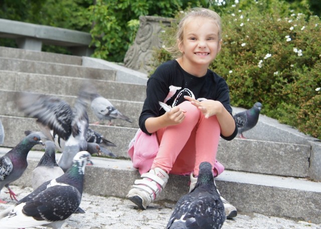 Oliwia Rzeszowska ma 7 lat, mieszka w Opolu, chodzi do II klasy. Kocha taniec i śpiew. Jak dorośnie, chce zostać piosenkarką, jak jej ulubiona Violetta. Albo... milionerką!