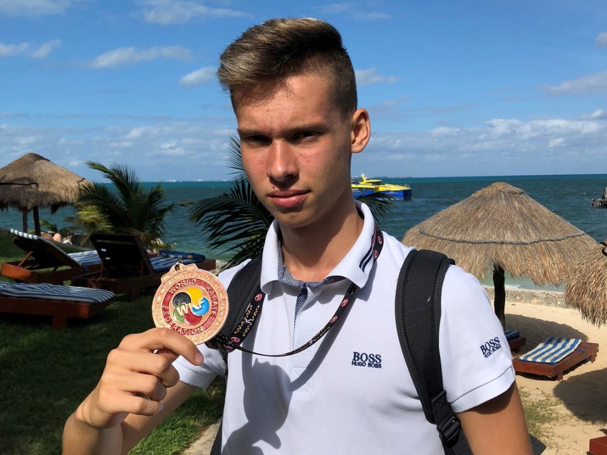 Krzysztof Szewczyk z dumą prezentuje wywalczony medal