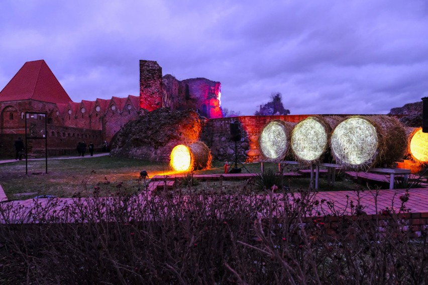 Tak prezentuje się oświetlony zamek krzyżacki w Toruniu