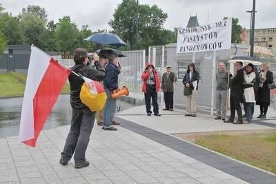 Protest przeciw wizycie nie był zbyt liczny Fot. Anna Kaczmarz