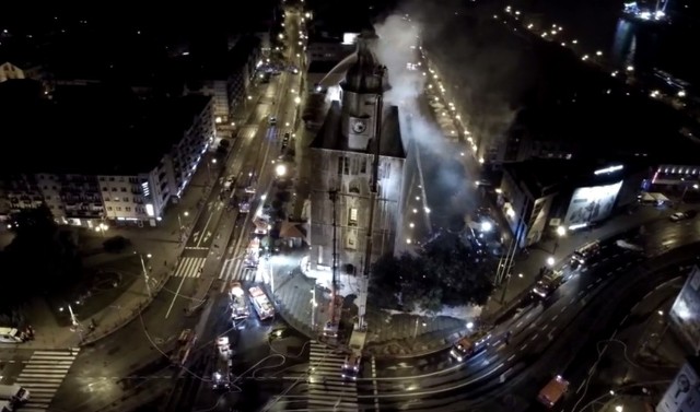 Pożar katedry w Gorzowie. Tak gaszono najstarszą budowlę w mieście. Nocne zdjęcia z drona.