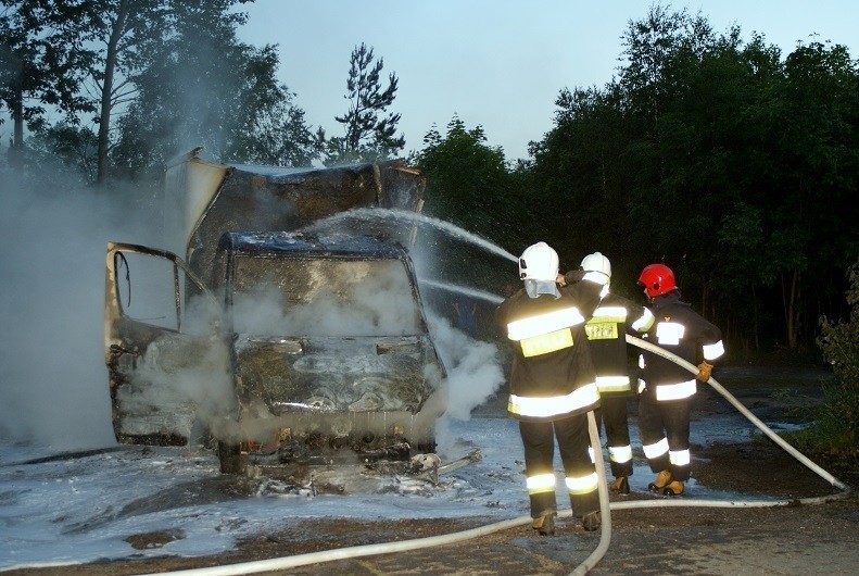 Potrójne zderzenia pod Brzezinami, jedno z aut spłonęło [zdjęcia]