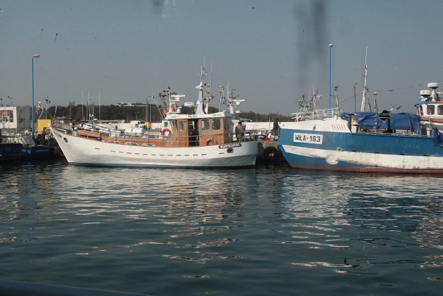 Protesty rybaków we Władysławowie. Ok. 20 jednostek zablokowało w piątek 5.04.2019 wejście do portu