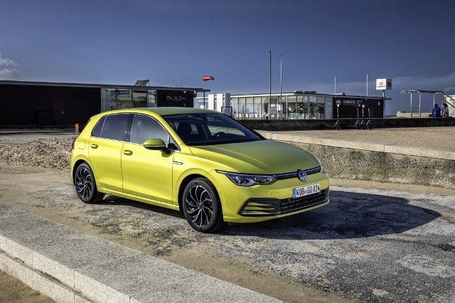 Volkswagen Golf Wersje wyposażenia nowego Golfa skonfigurowano w zupełnie inny sposób niż dotychczas. Wcześniejsze odmiany Trendline, Comfortline i Highline przeszły do historii. Od teraz dostępne są wersje Golf, Life oraz Style, a także sportowa R-Line.Fot. Volkswagen