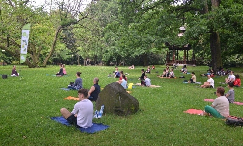 Yoga w parku Źródliska [zdjęcia]