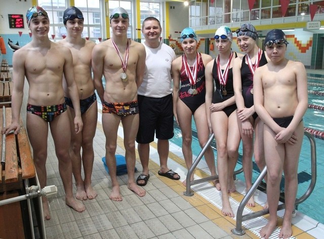 Krzysztof Krzysztoszek (w środku), trener pływaków Wodnika Radom ze swoimi podopiecznymi, medalistami mistrzostw Polski juniorów młodszych