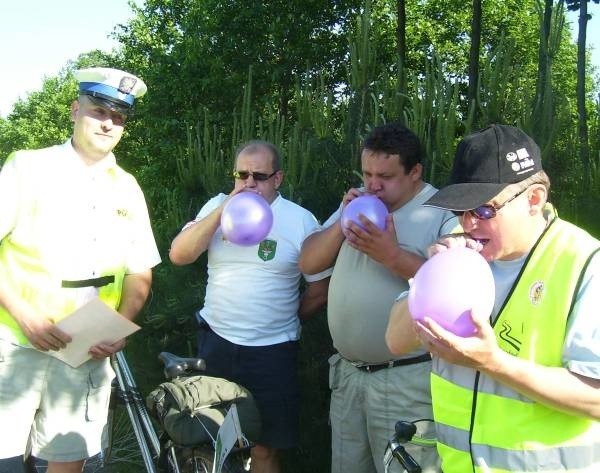 Podczas rajdu rowerowego w ubiegłym roku sprawdzano trzeźwość rowerzystów. W baloniki dmuchają (od lewej) : wójt Rudnik Andrzej Pyziak, radny z Radłowa Jacek Krzak i Włodzimierz Kierat. W roli policjanta strażak OSP Radłów Tomasz Niesłony.