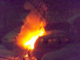 Ul. Gajowa 59. Pożar auta na parkingu (zdjęcia)