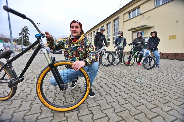 Pasjonaci wyczynowej jazdy na rowerach MTB chcą mieć możliwość treningu w Skateparku Zajezdnia przy ul. Legnickiej. Ich pojazdy do złudzenia przypominają BMX'y, których zakaz nie dotyczy