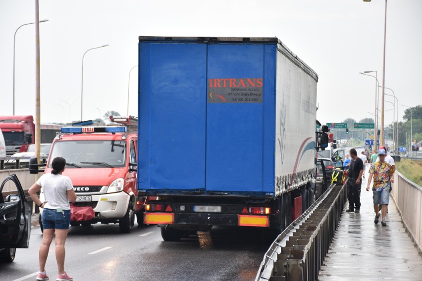 Wypadek na moście w Malborku 1.07.2022 r. Trzy osoby trafiły do szpitala, są duże utrudnienia na drogach!