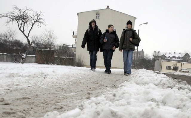 Nieodśnieżony chodnik wzdłuż ul. Dąbrówki. 