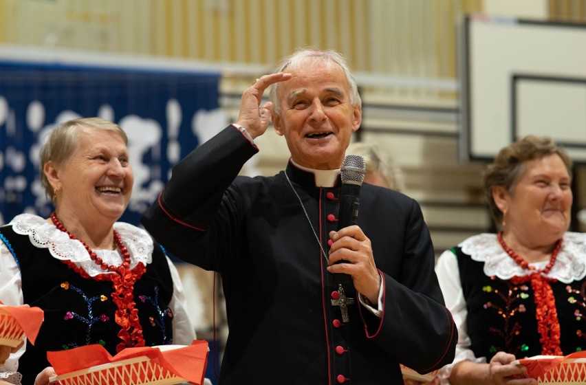 Wigilia dla Seniorów z biskupem Marianem Florczykiem w Mniowie. Zobacz zdjęcia