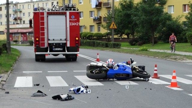 Młody mężczyzna jadący motocyklem z ogólnymi obrażeniami ciała został zabrany do szpitala w Kozienicach