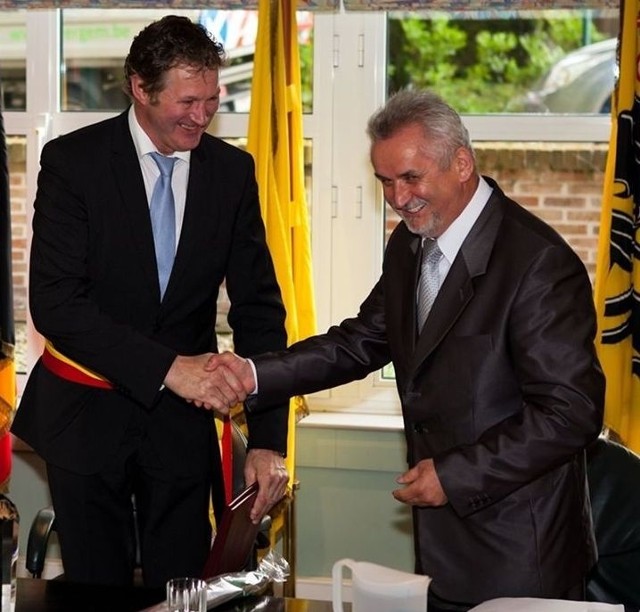 Burmistrz gminy Erik De Wispelaere wita się z przewodniczącym Antonim Kłosowskim.