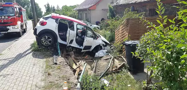 Mieszkańcy Pasterzowic w sobotę, 3 sierpnia, byli mocno zdziwieni, kiedy usłyszeli huk i zobaczyli, co się stało. Samochodem podróżowały trzy osoby.- Samochód zjechał z drogi taranując ogrodzenie przy posesji. Nie wiadomo co się mogło stać - poinformował redakcję Czytelnik. Mieszkańcy byli zaskoczeni tym co się stało. Pogoda w sobotę była dogodna do jazdy. W akcji pomocy brała udział straż pożarna. Przyjechała też policja. - Kierowca citroena z nieustalonych przyczyn zjechał na prawy pas i uderzył w ogrodzenie jednej z posesji. W samochodzie znajdowały się trzy osoby. Żadnej z nich nic się nie stało. Kierowca był trzeźwy. Za spowodowanie kolizji został ukarany mandatem - mówi sierż szt. Aleksandra Jaszczuk, oficer prasowy Komendy Powiatowej Policji w Żaganiu.POLECAMY:Szprotawa.70-milionowe zadłużenie gminy trafiło pod lupę prokuratury i rzecznika dyscypliny finansów;nfSzprotawskie "Archiwum X". Czerwona piwnica nadal skrywa tajemnicę zbrodni sprzed lat;nfZOBACZ TEŻ:Makabryczny wypadek na "trasie śmierci"